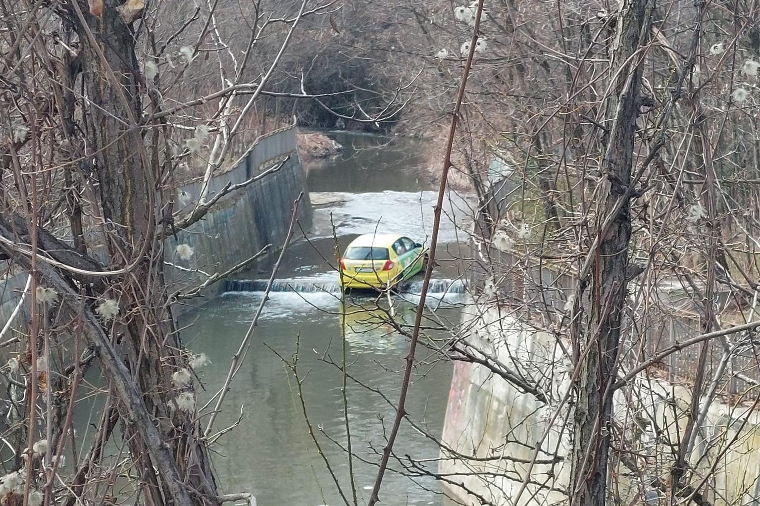 Такси стана амфибия, потопи се в реката на 4-ти км