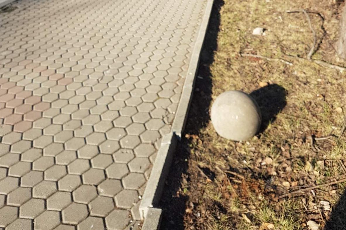 Монтират нови бетонови антипаркинг топки по столичния бул. Черни връх