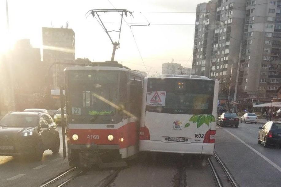 Автобус и трамвай се осуркаха на бул. „Възкресение“ в София
