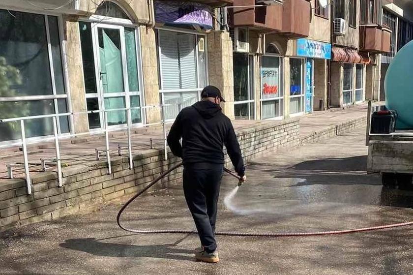 Продължава миенето на улици в район Триадица