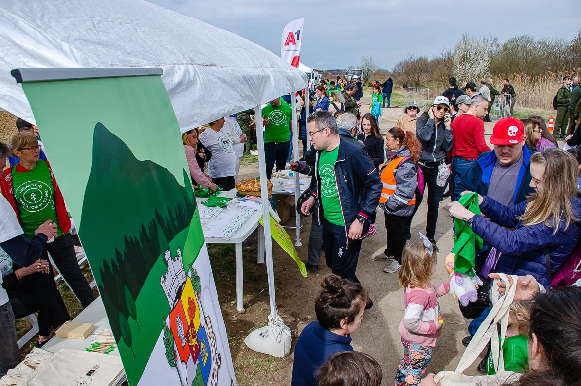 Над 300 доброволци участваха в залесяването на Новата гора на София (СНИМКИ