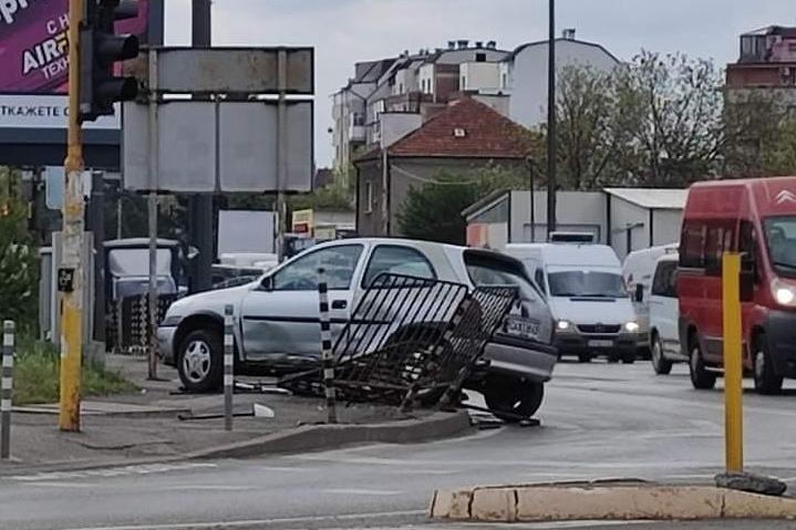 Кола „събра“ пътните ограждения на бул. „П. Владигеров“ в София