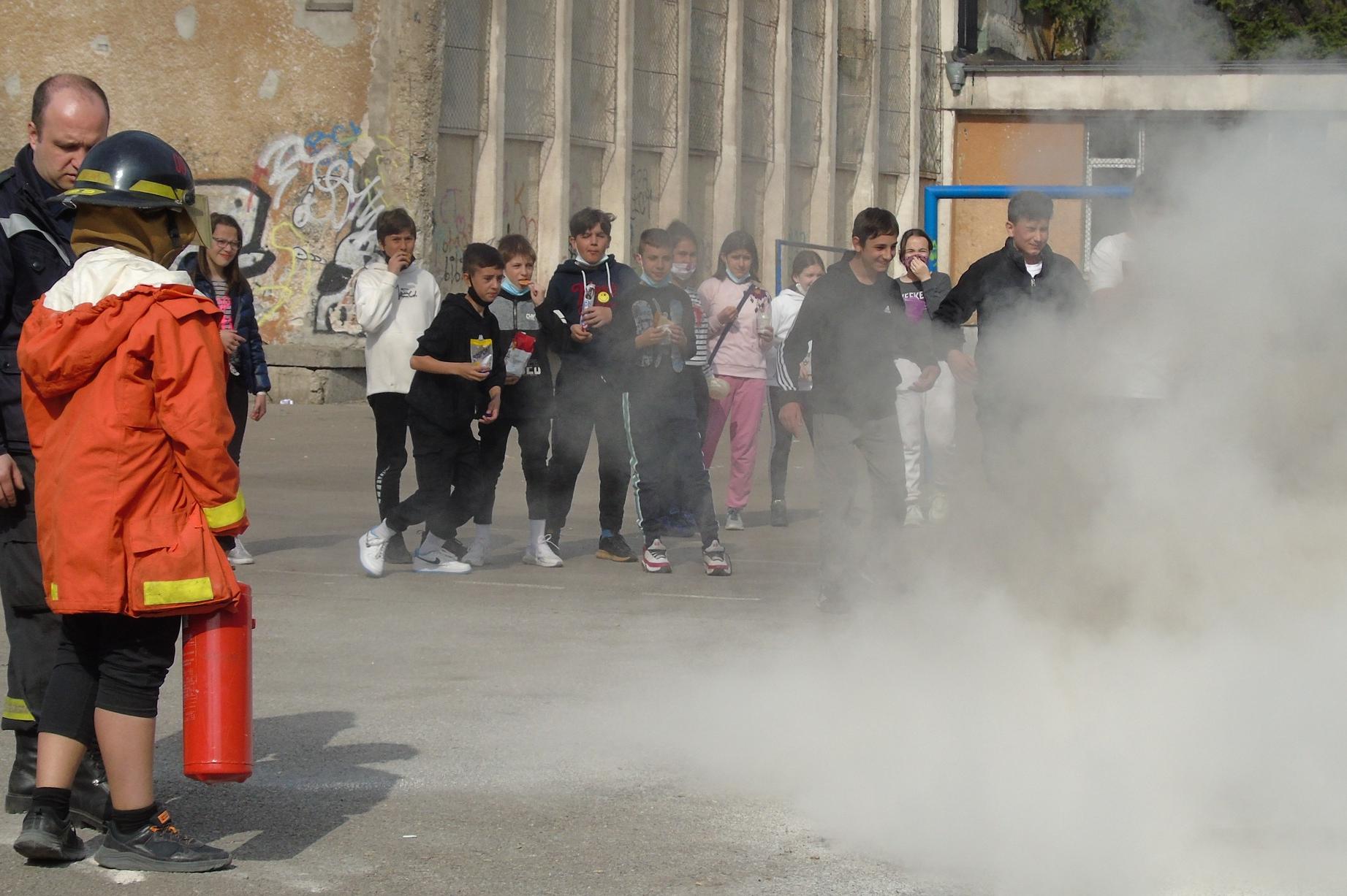 Ученици от Красно село станаха пожарникари за ден (СНИМКИ)