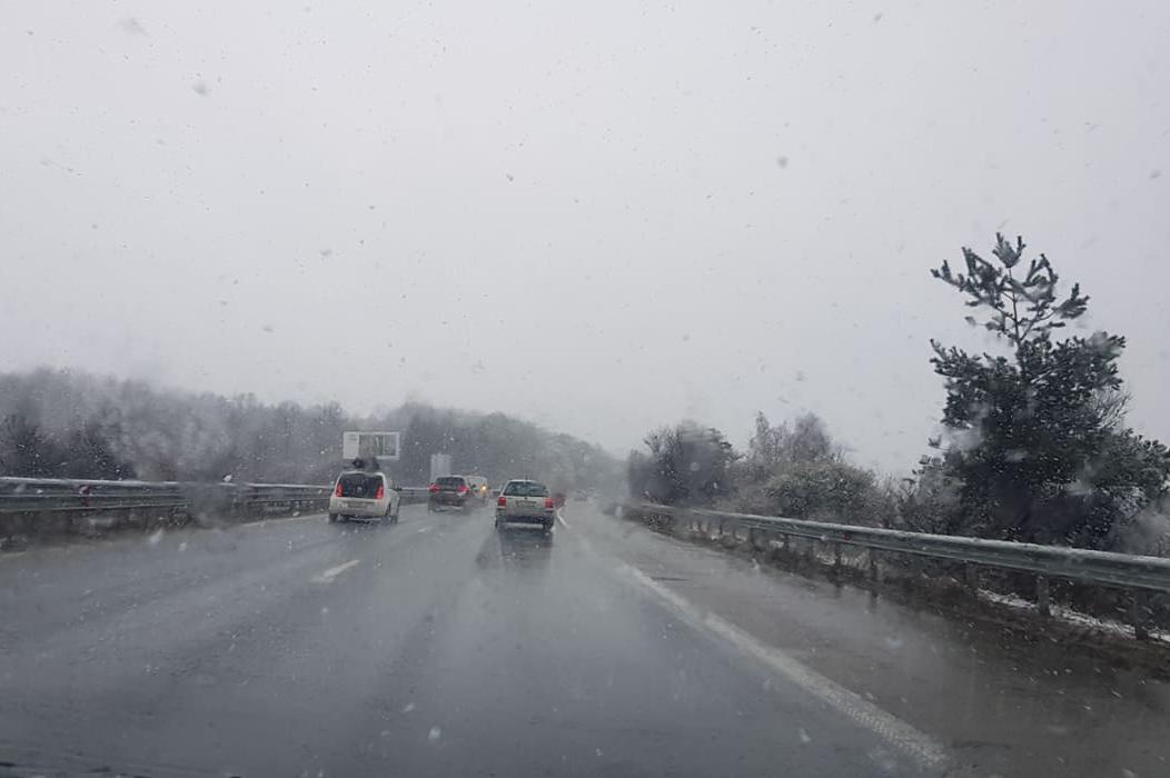 Внимание шофьори: Дъжд, сняг и вятър по АМ „Тракия“