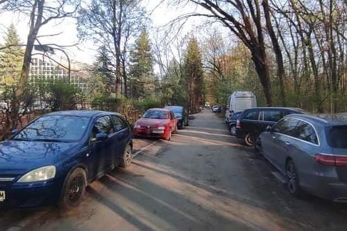 Борисовата градина в София отново се превърна в паркинг