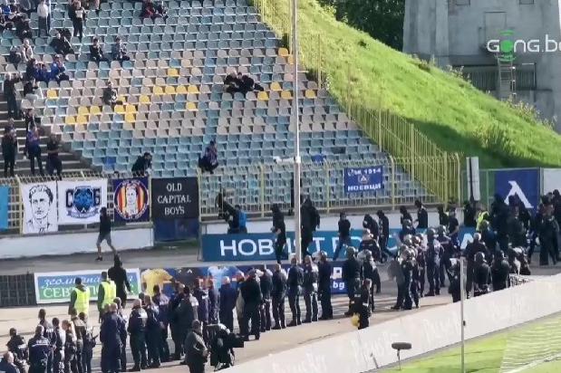 Запалянковци раниха полицай на стадион „Георги Аспарухов“ в София