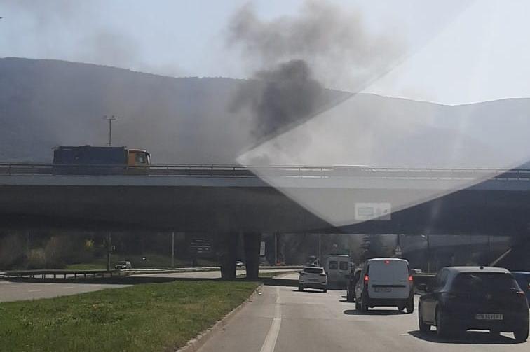 Лек автомобил се запали на Околовръстното при Бояна