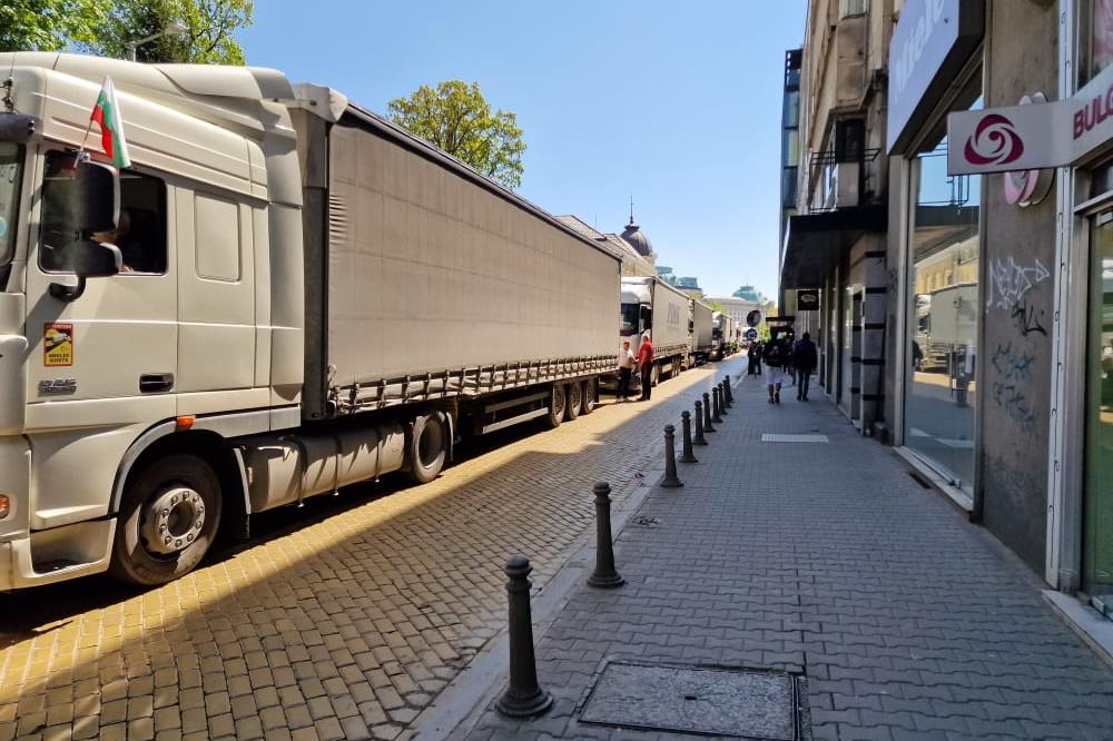 Колоната от протестиращи камиони влезе в центъра на София