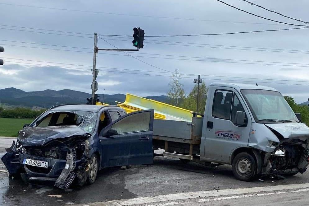 Камион и ван се удариха на светофар край Световрачене