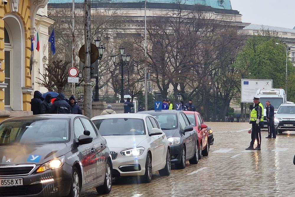 Протест затвори столичния "Цар ОСвободител", колона от автомобили пред НС