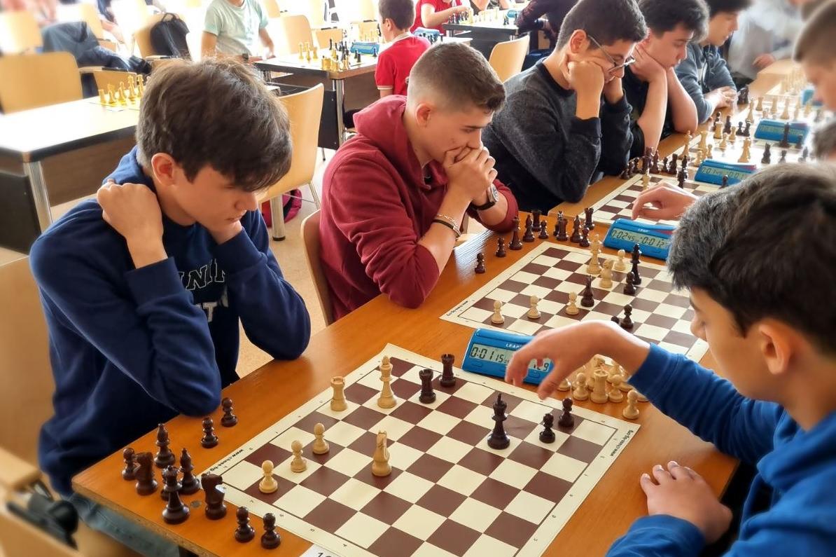 Ученици от четири училища се включиха в шахматния фестивал на Първа АЕГ - С