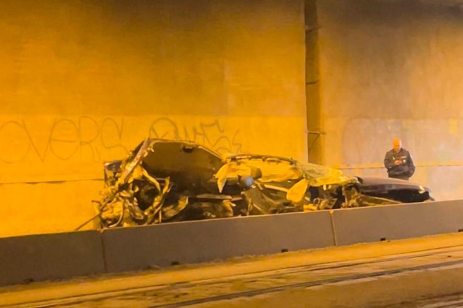 В тунела на Люлин: Шофьор оцеля в смачканото си БМВ