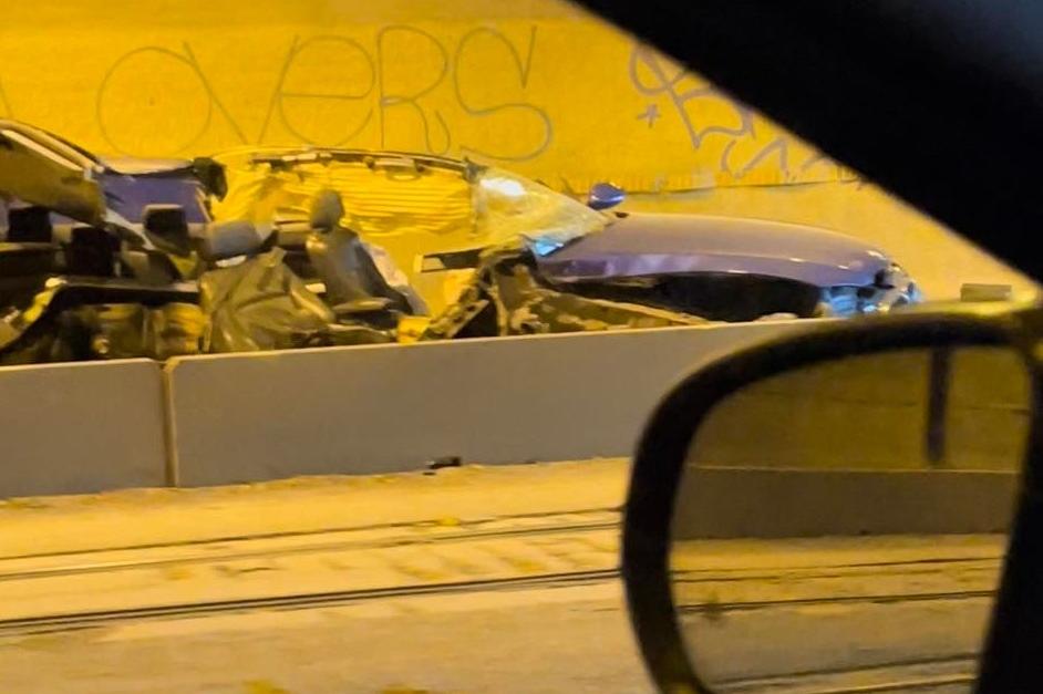 В тунела на Люлин: Шофьор оцеля в смачканото си БМВ
