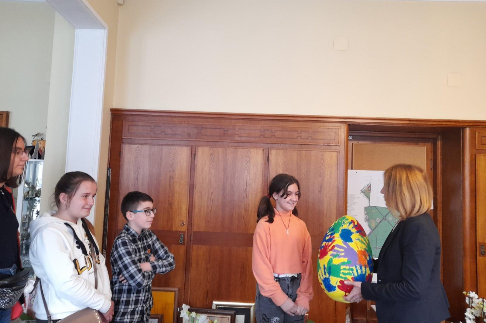 Деца от Възраждане подариха на столичния кмет огромно яйце с техни отпечатъ