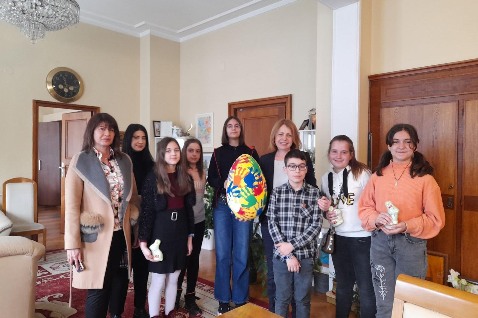 Деца от Възраждане подариха на столичния кмет огромно яйце с техни отпечатъ