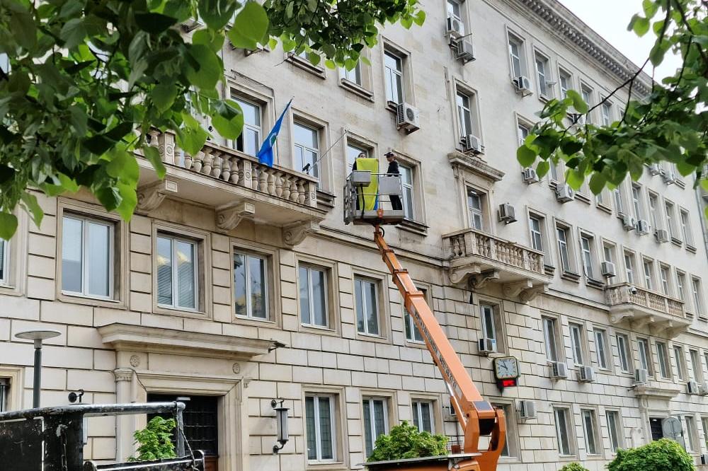 Депутати и двама с вишка свалиха украинския флаг от сградата на Столична об