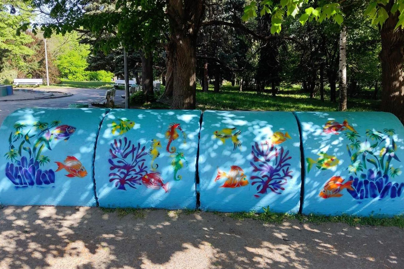 Художници украсяват детската площадка в столичния Южен парк