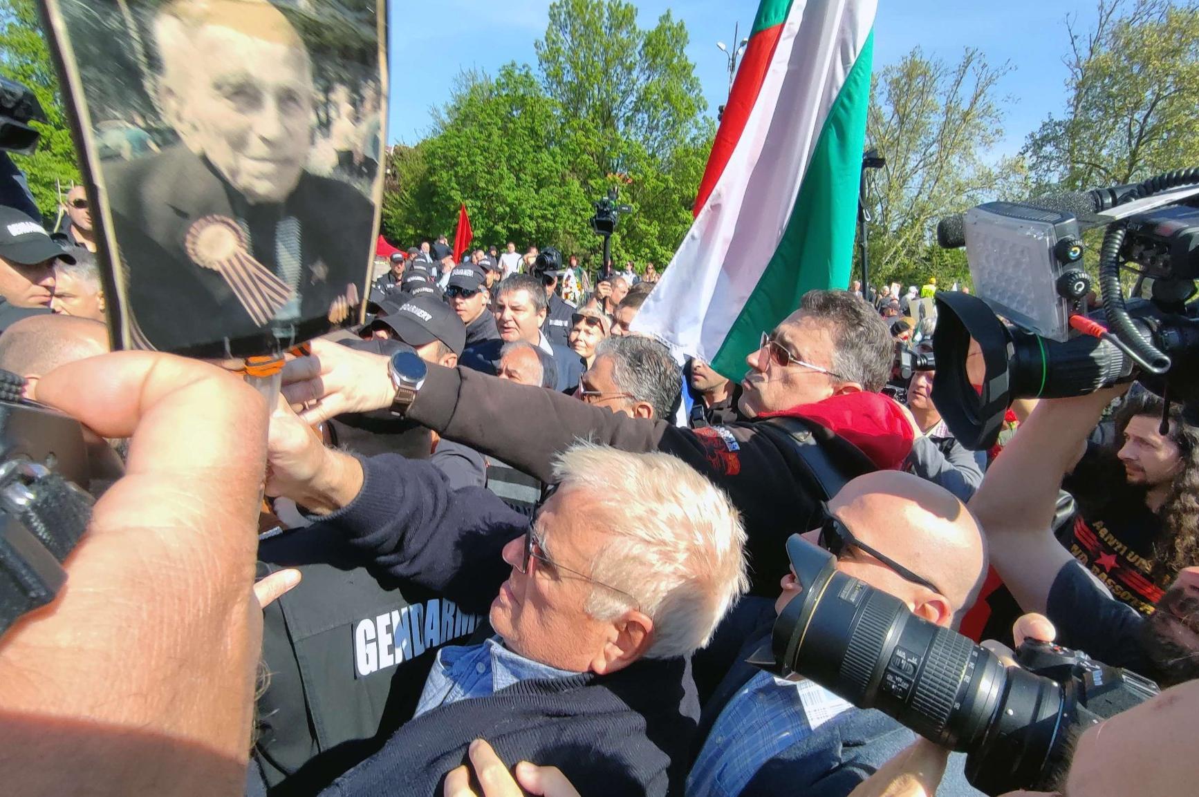 Навръх 9-ти май бой с дръжки на знамена пред Паметника на Съветската армия 
