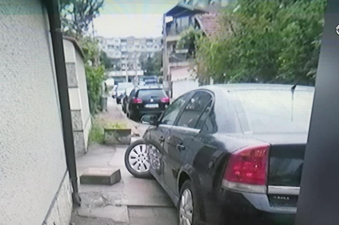 Кола се заби в оградата на къща в кв. „Васил Левски“