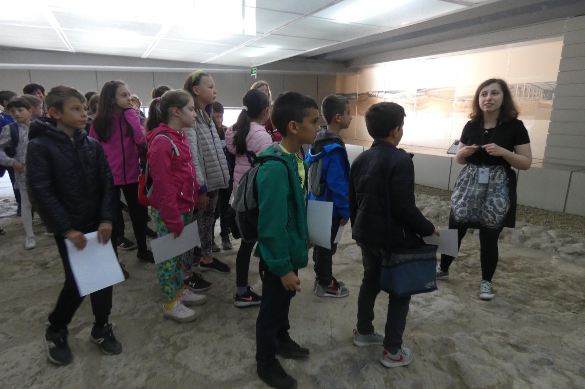 Деца от район Студентски се „разходиха“ из историята на София (СНИМКИ)