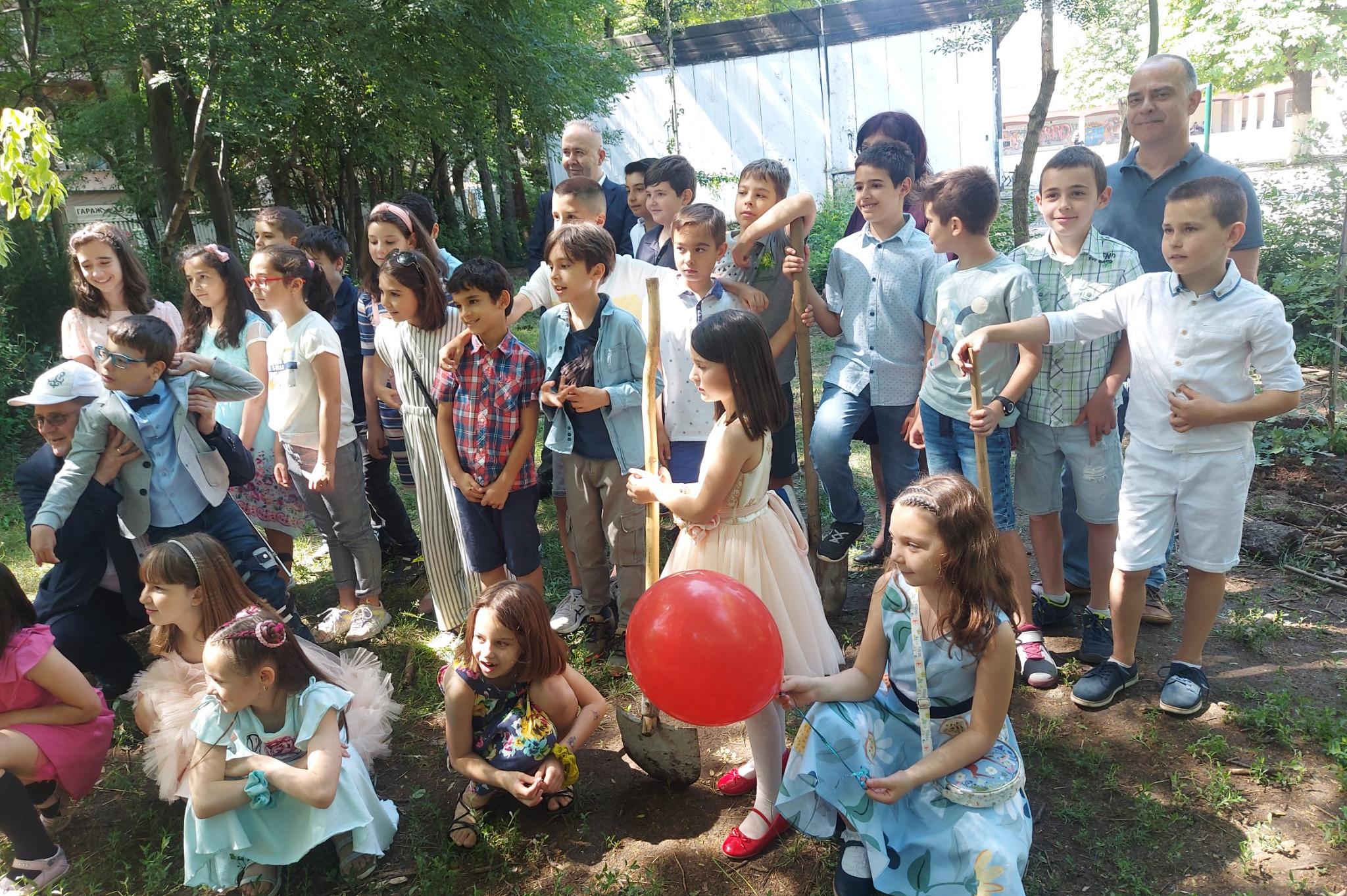 Деца засадиха дървета в двора на ОУ „Петко Ю. Тодоров“ в София