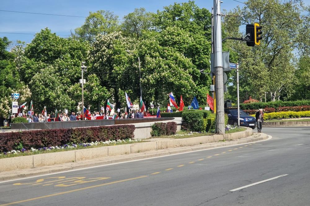 Шествие блокира кръстовището на Софийския университет, затворено е и около 