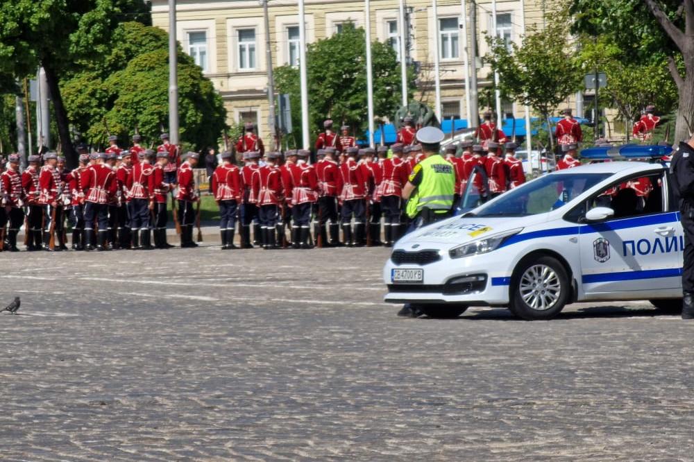 Шествие блокира кръстовището на Софийския университет, затворено е и около 