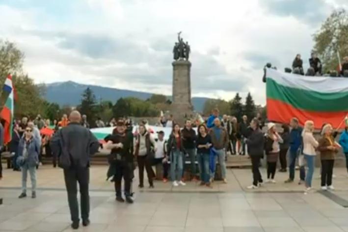 Не успяха да покрият паметника на Съветската армия с украински знамена
