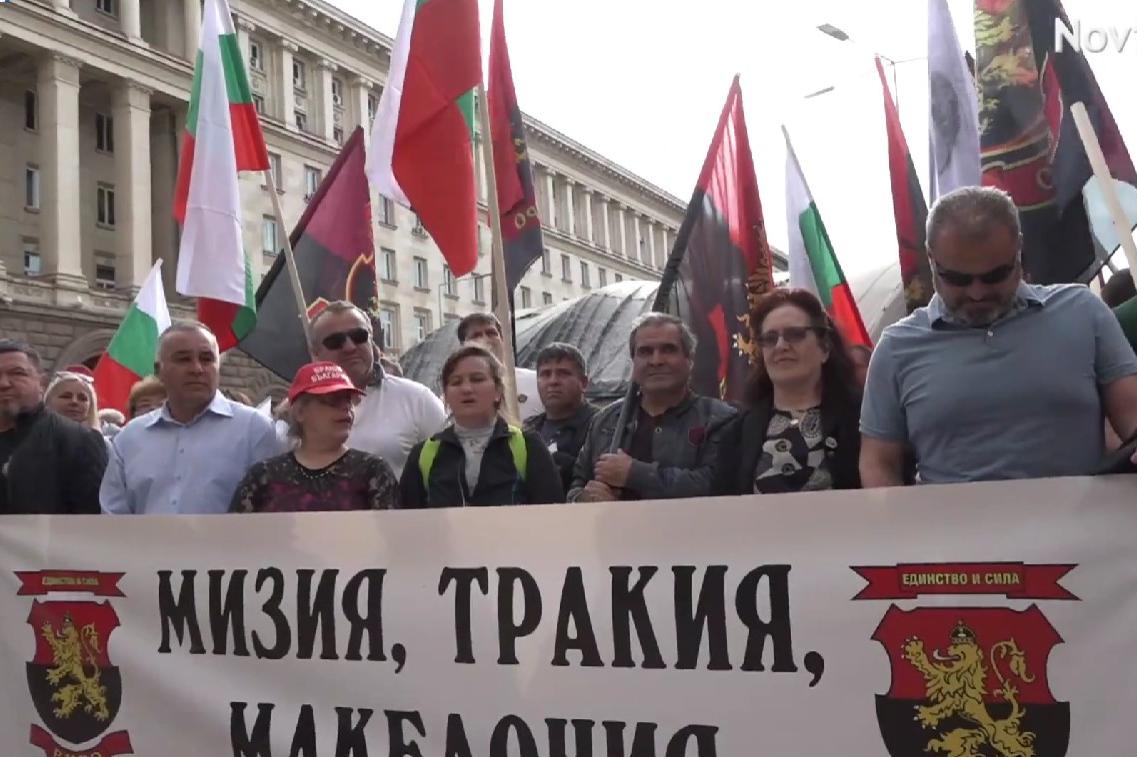 Два протеста блокират движението в центъра на София