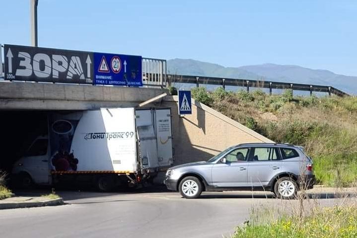 Камион заседна в надлеза на „Ботевградско шосе“