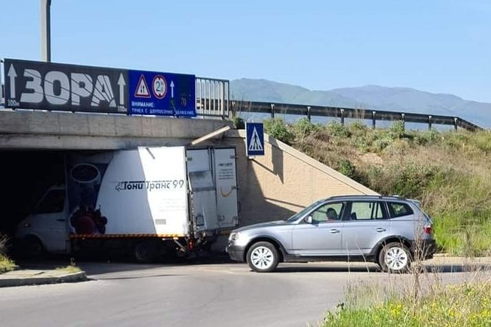 Камион се заклещи на Ботевградско при Джъмбо