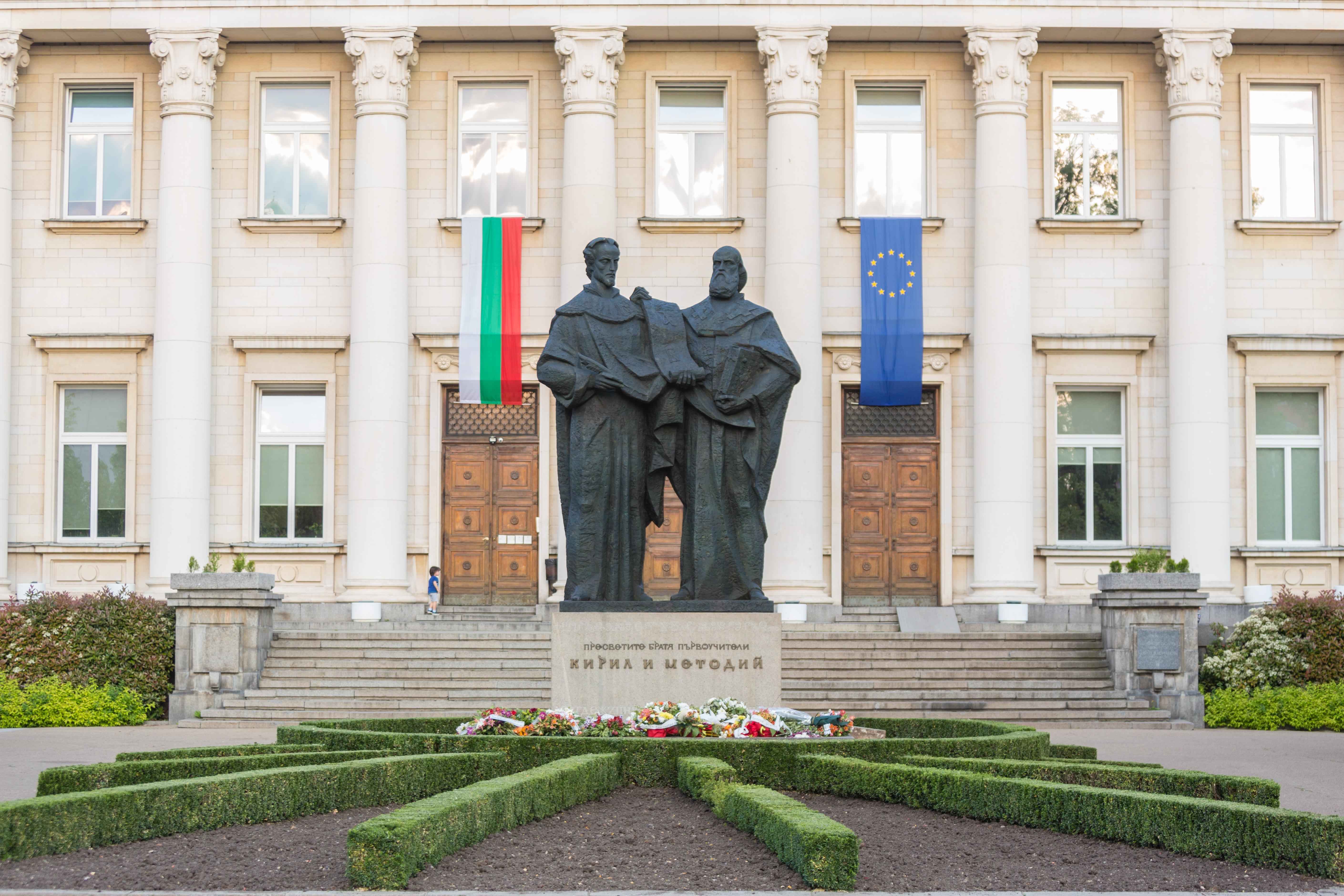 След 50 години реставрираха паметника на "Кирил и Методий" пред Националнат