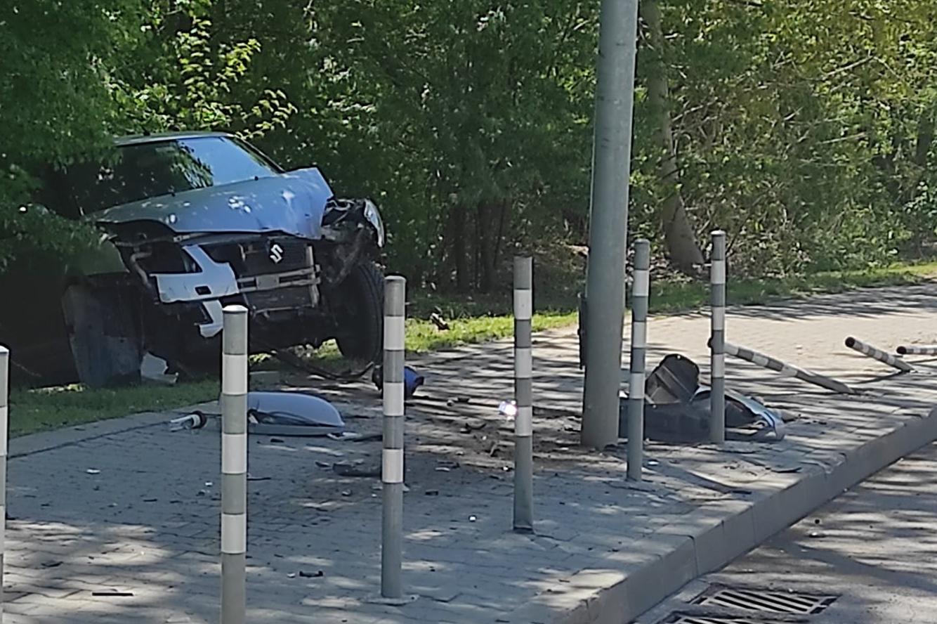 Кола „събра“ колчетата по тротоара и паркира на „зелено“ в София