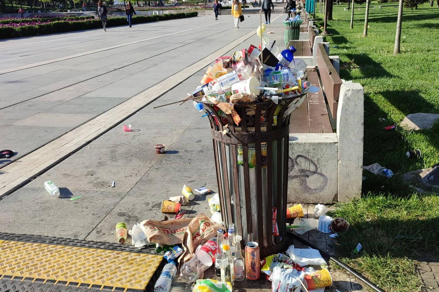 Сигнал на граждани: Препълнени кошчета с отпадъци пред НДК