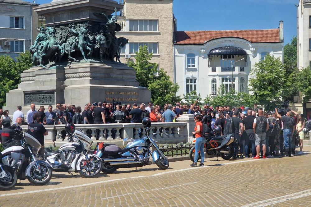 Мотористи протестираха в столицата, но не затвориха движението по "Царя"