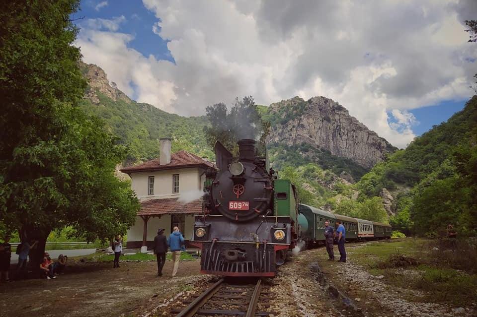 На 103 км от София през юни: Пътуване с парен локомотив на теснолинейката в
