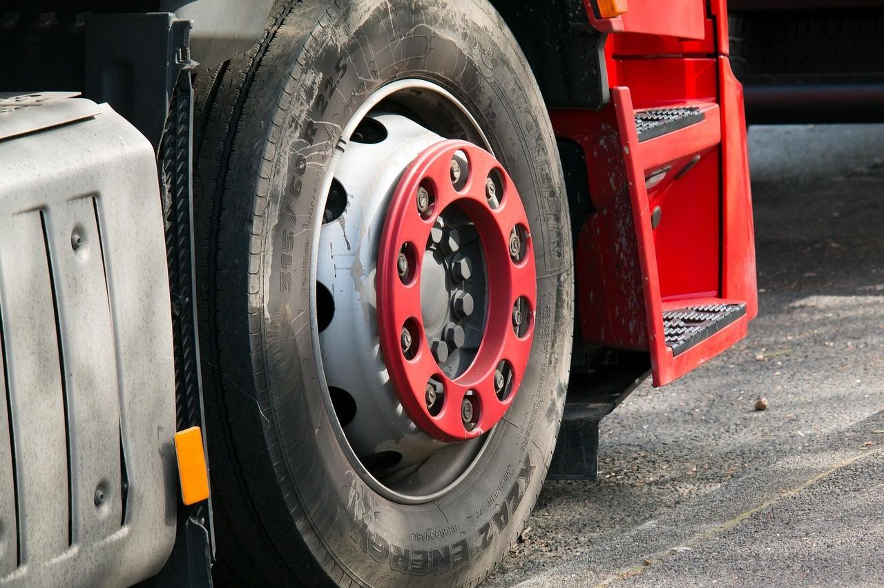 Камион затисна мъж, докато сменя гума на пътя