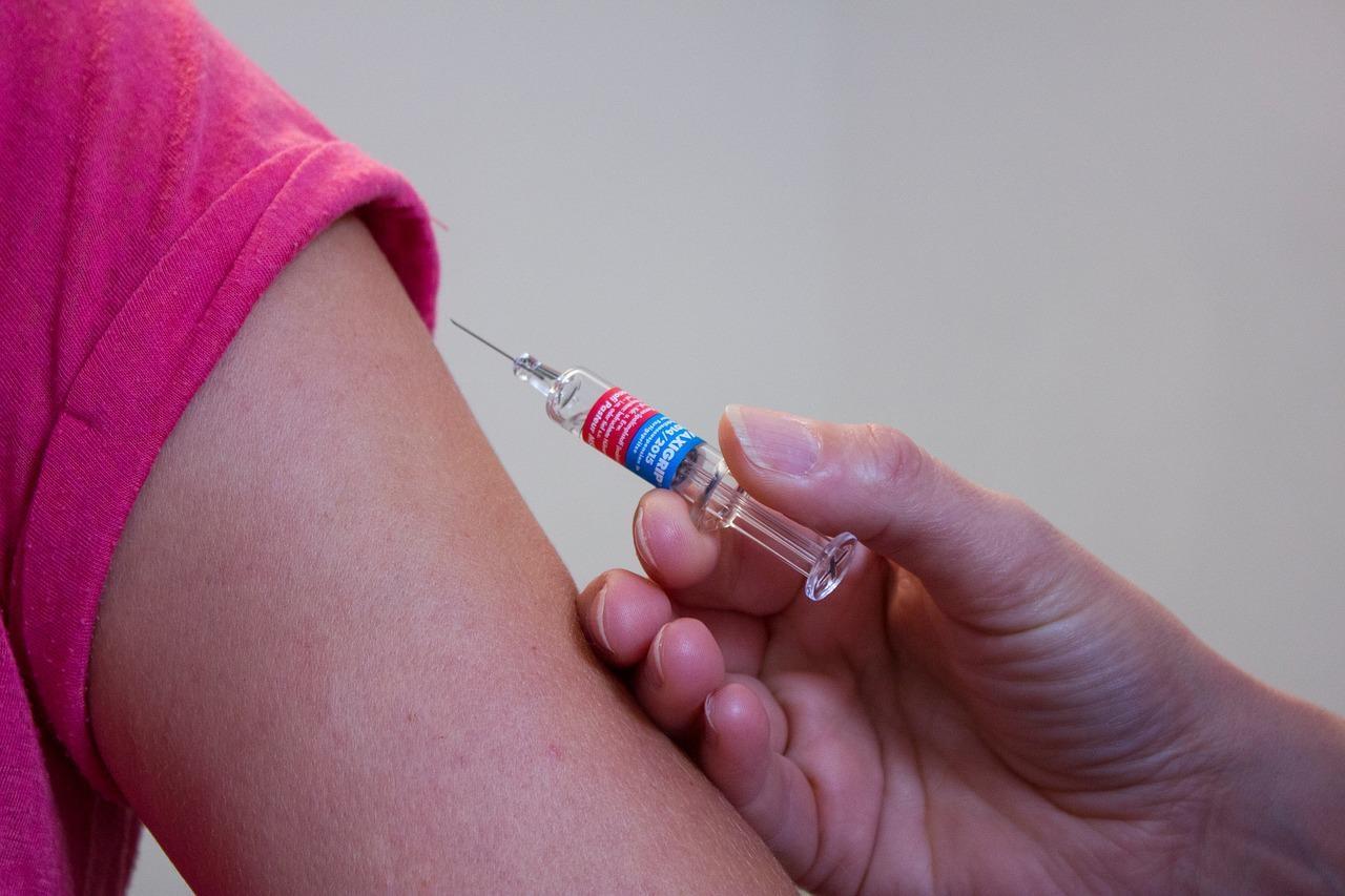 На пет места в София поставят ваксини на деца срещу коронавирус