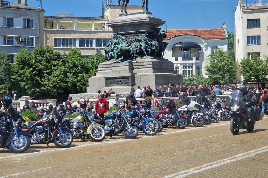Мотористи протестираха в столицата, но не затвориха движението по "Царя"