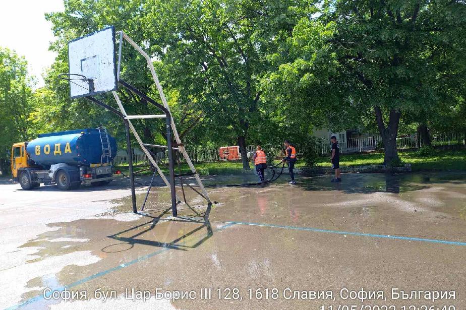 Започна миенето на училищните дворове в София