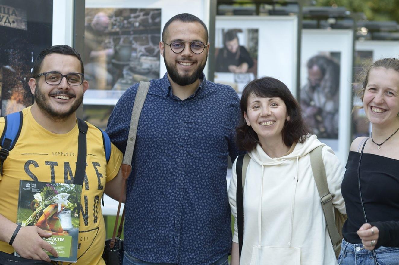 Студенти от НАТФИЗ показват фотографии в центъра на София