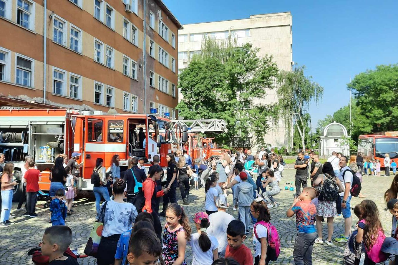 Деца станаха огнеборци на 1 юни в София (СНИМКИ)