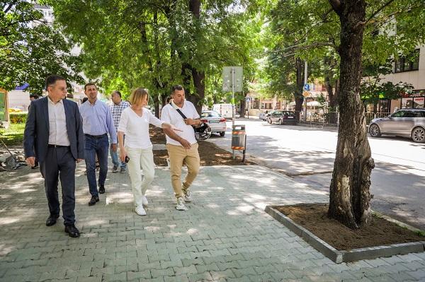 Фандъкова: Районните кметове имат ключова роля за ремонта на тротоарите