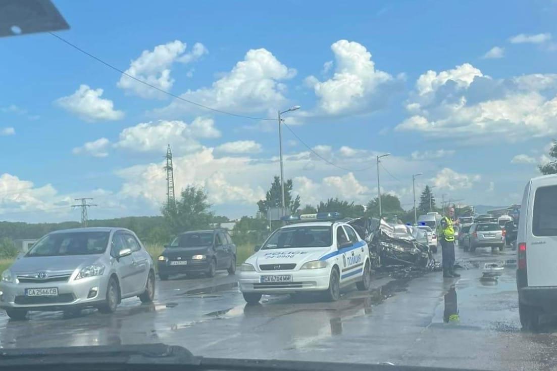 Жестока катастрофа на „Ломско шосе“ в София, има пострадали (СНИМКИ/ВИДЕО)
