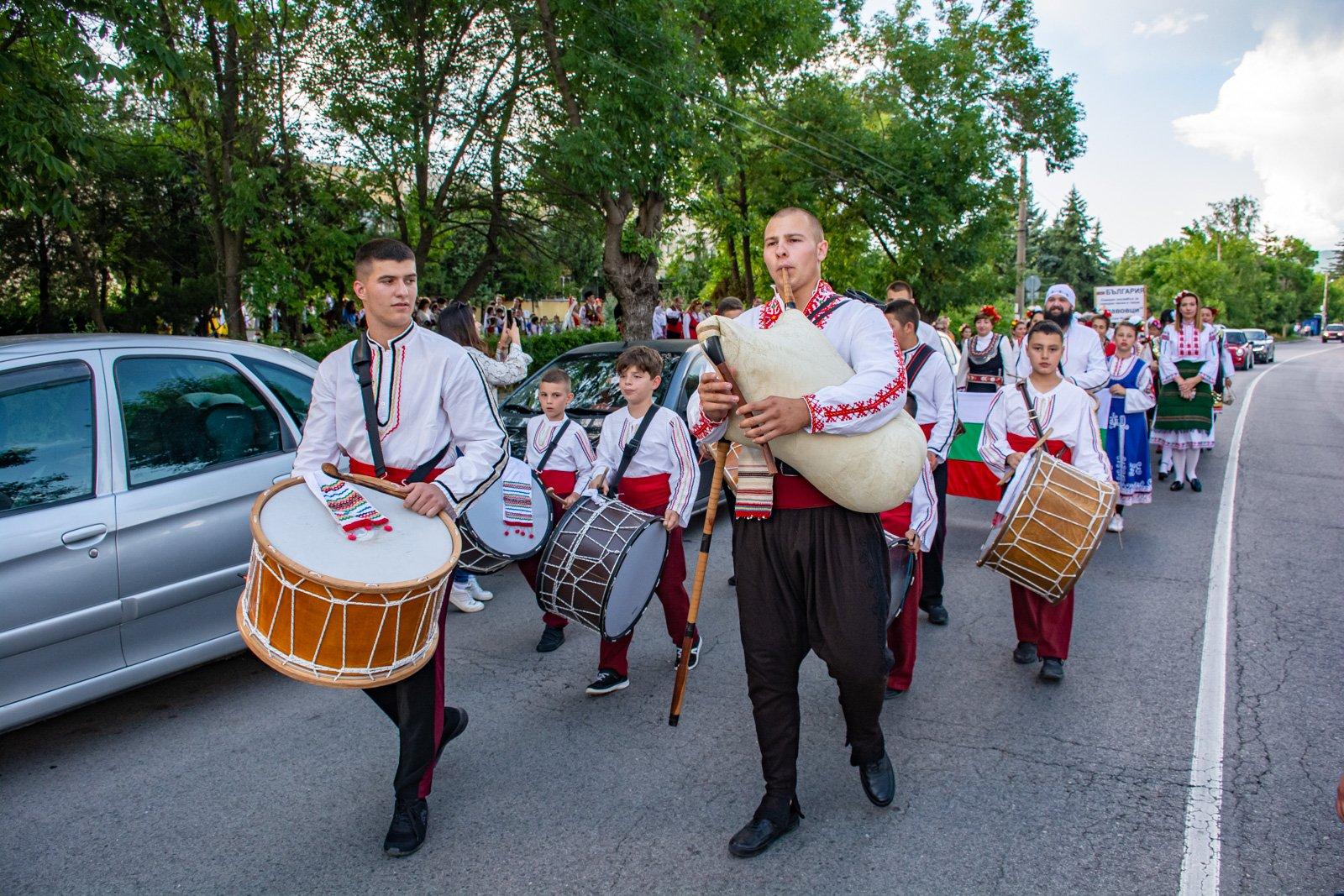 Стотици се включиха в дефилето на народни носии в Нови Искър (СНИМКИ)