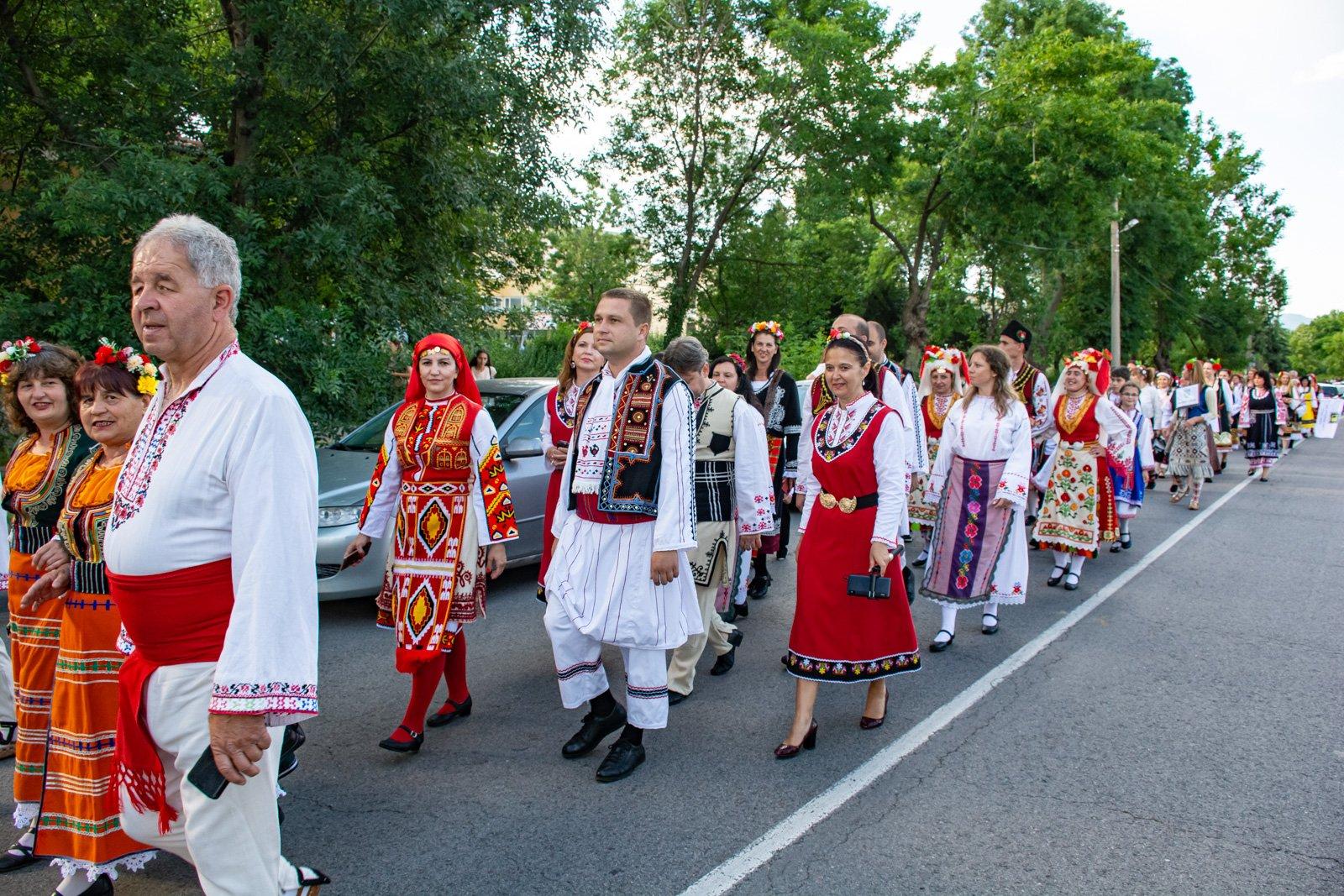 Стотици се включиха в дефилето на народни носии в Нови Искър (СНИМКИ)