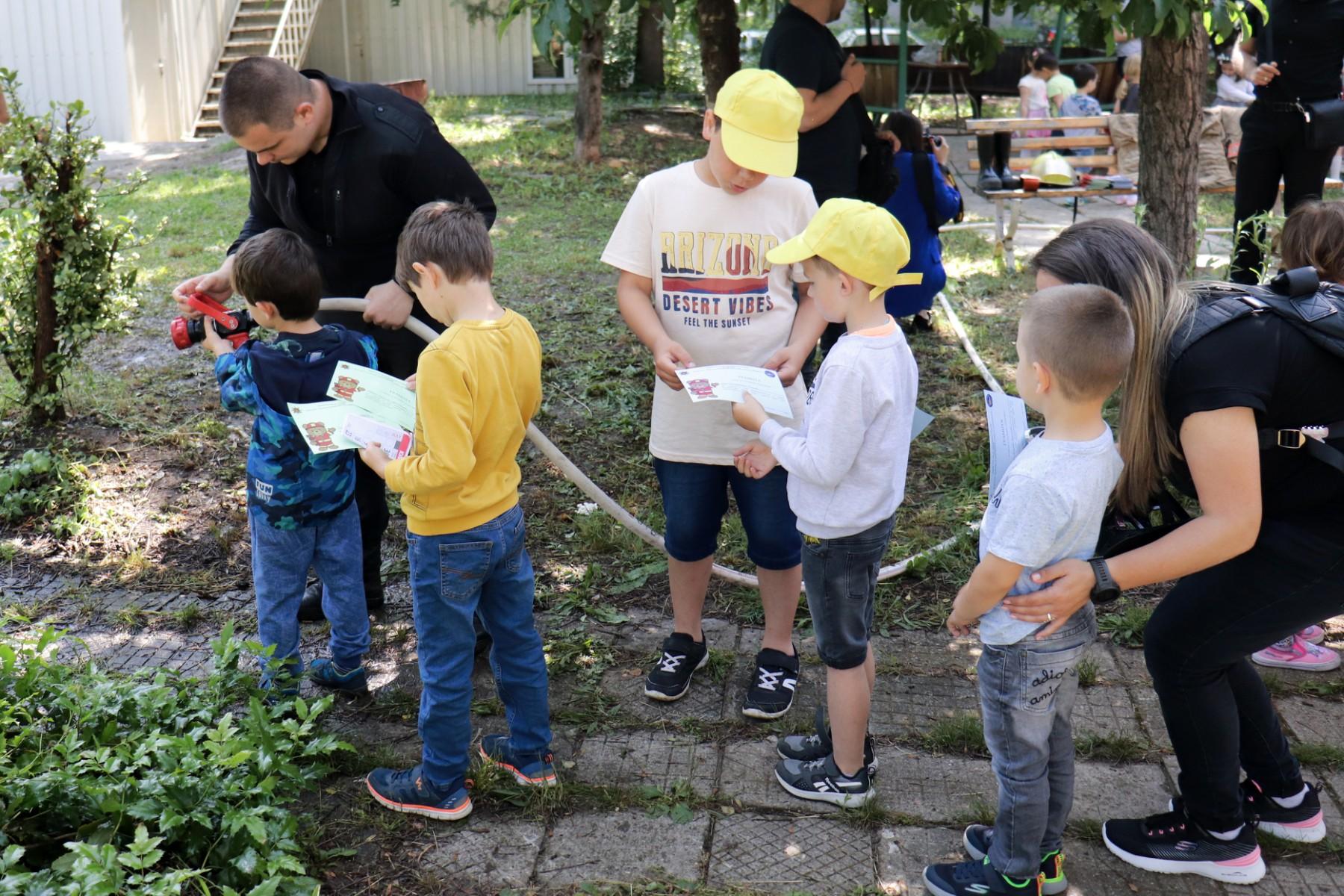 Деца станаха огнеборци на 1 юни в София (СНИМКИ)