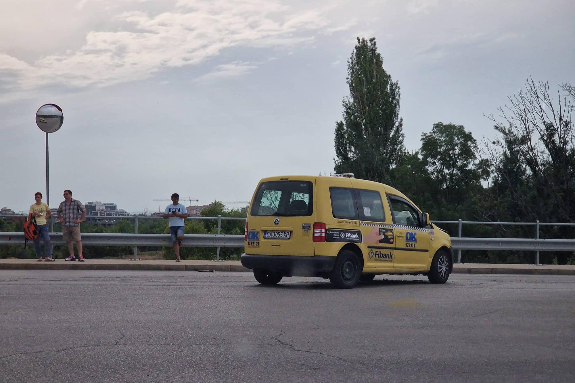 Такси се заби в Опел на кръговото на  Околовръстното