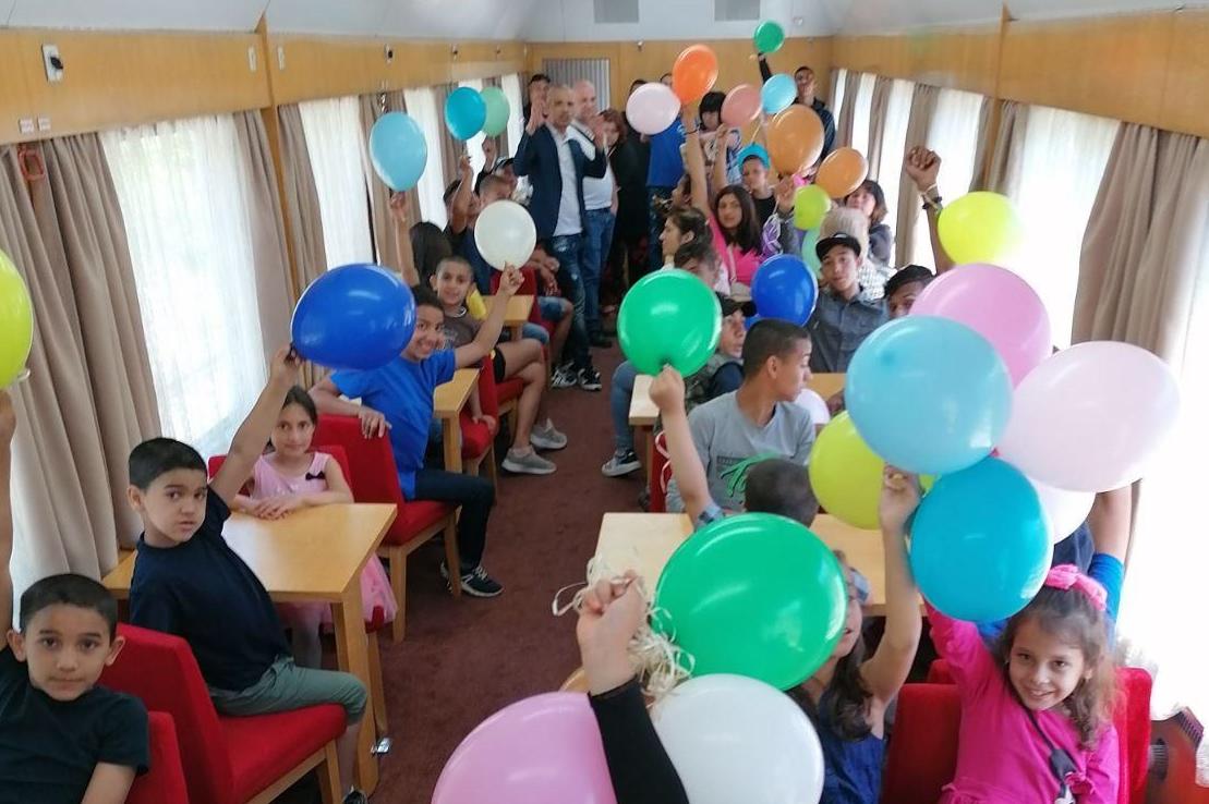 Деца в неравностойно положение празнуваха 1 юни в ретро вагон