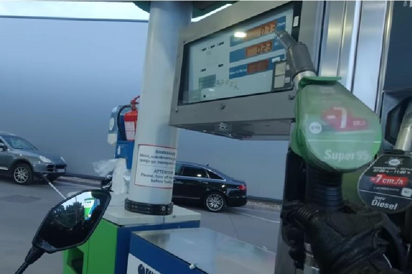 Такса „Подръж пистолета“: Моторист плати за гориво, без да е заредил